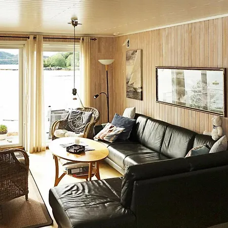 Four-bedroom In Gurskoy 1 Holiday home