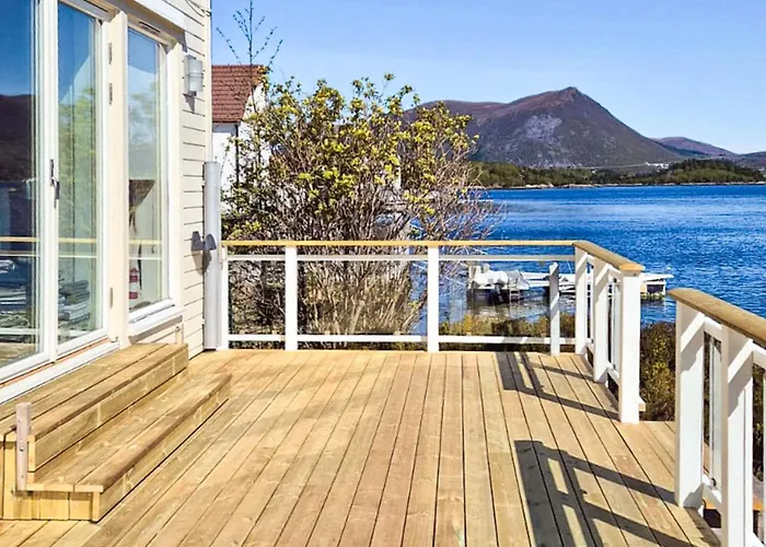 9 Person In Gurskoy-by Traum * Kjellsund